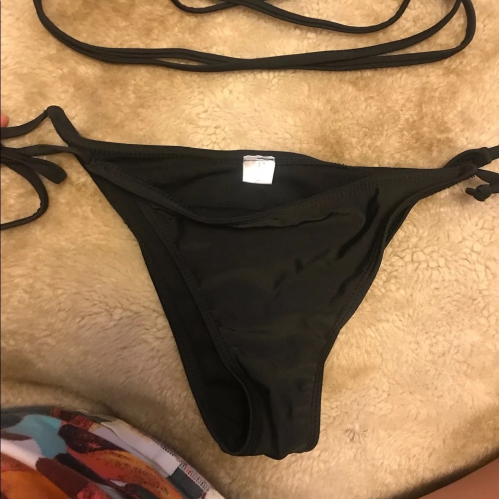 Bikini - Picture 3 of 3